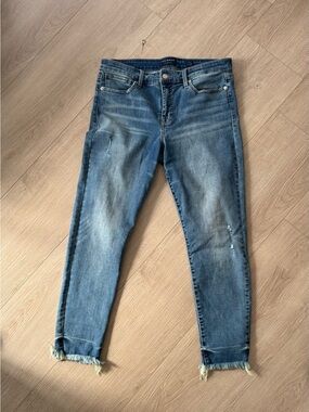 Lucky Brand Women's Medium Wash Frayed Hem Ankle Jeans. Size 12/31